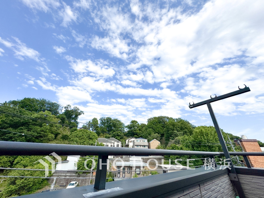 この開放感ある眺望と共に閑静な住宅街の季節感を演出する四季折々の変化を楽しめる心地よい場所となることでしょう。