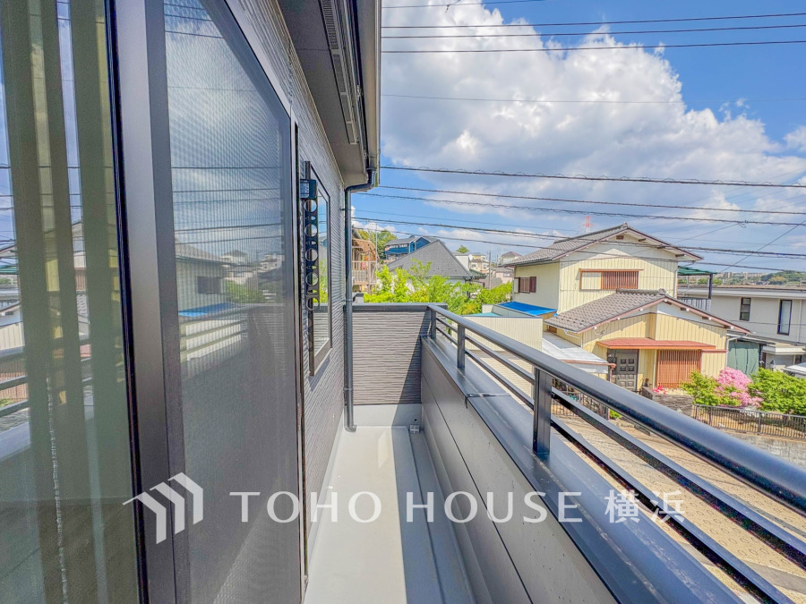 広いバルコニーは、暮らしの中での光と風を演出してくれています。見事なまでの開放的な空間をお楽しみください。