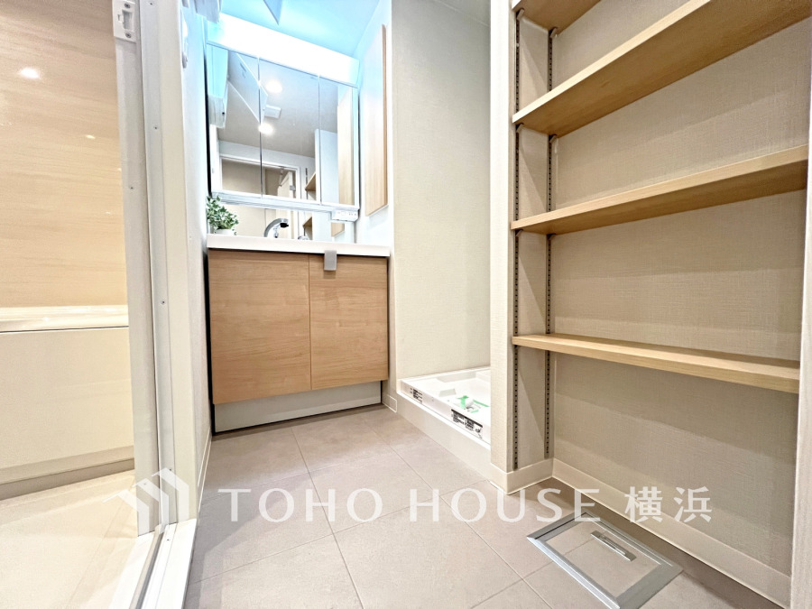 脱衣スペースを含む空間はゆとりの広さを設け、また洗面化粧台にも収納スペースを設ける事により、散らかりやすい洗面スペースをスッキリ保てます。