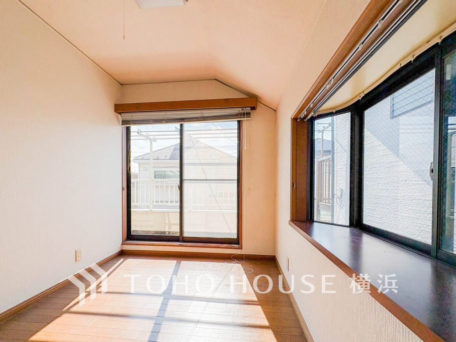 大きな窓からは快適な光を取り入れ、通気性能を上げる事で居心地の良い空間を演出します。多くの時間を過ごす住まいだからこそ、いつも快適な場所であるように心掛けています。