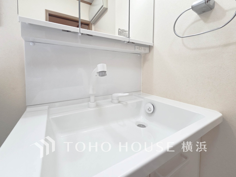 十分な大きさの洗面台は収納もさる事ながら、身だしなみチェックや歯磨きなど、朝の慌ただしい時間でもホテルライクなスペースで余裕とゆとりを感じて頂けます。