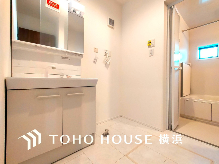 一日の始まりと終わりを心地よく演出し、多彩な機能が備えられたパウダールーム。心地よいリフレッシュ空間。清潔感ある洗面台は、身だしなみチェックや肌のお手入れに。