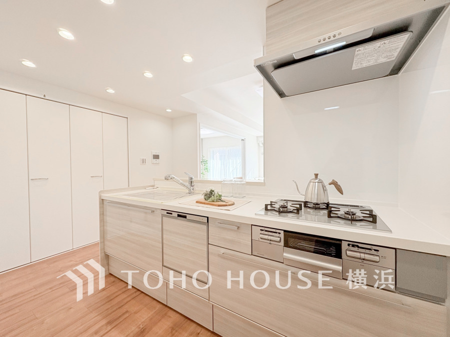 新規交換された清潔感溢れるシステムキッチンは便利な食洗機付き。