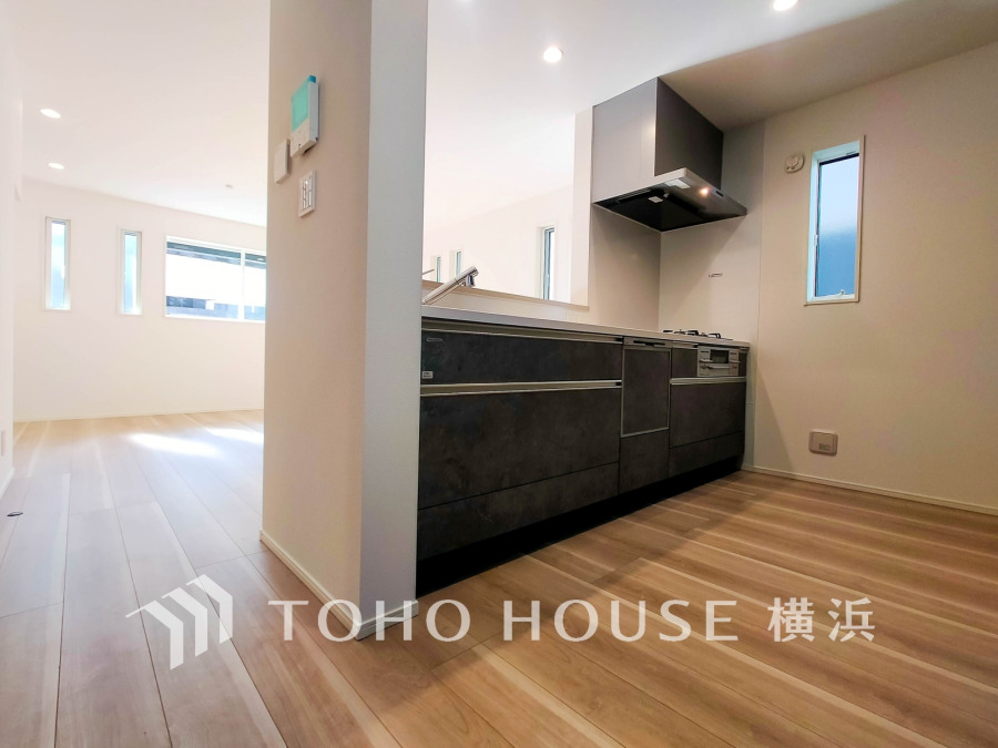 開放的な対面キッチンは、リビングで寛ぐご家族と会話をしながらお料理が出来ます。