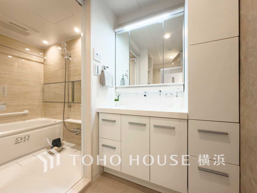 ご家族の1日が始まり、1日の終わりを締めくくる洗面空間。洗濯機を配置しても十分なスペースを確保した設計となっております。