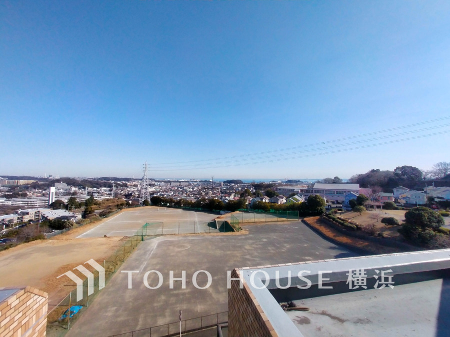 目の前に六浦スポーツ広場が広がる開放的なロケーション。海や富士山を遠望する魅力の眺望です。
