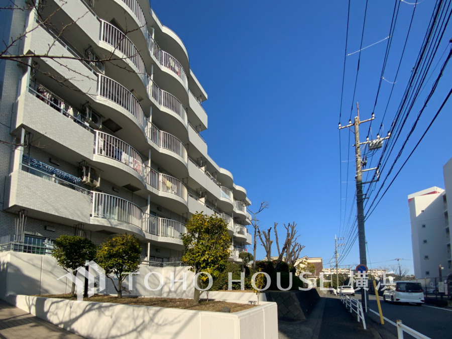 時代の流れに惑わされないシックなカラートーンで街並みに溶け込む外観は、主張し過ぎず、また平凡になり過ぎず絶妙なコントラストで輝きを放ちます。