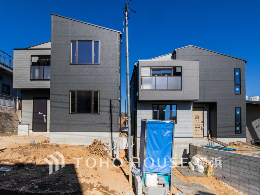 モダンなデザインの新築戸建てが2棟並ぶ現場。広い敷地でゆとりある暮らしが実現します。（向かって右手が2号棟です）【2026年1月撮影】