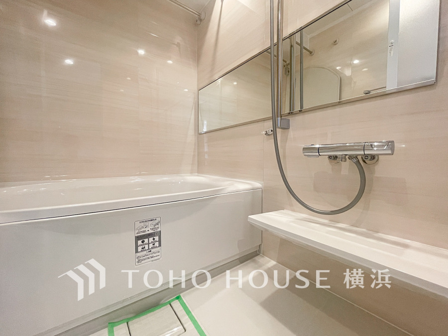掃除のしやすさ・収納の便利さなど、おふろを使う人、お手入れする人、みんなにとっての「しあわせ性能」を追求したバスルームを採用いたしました。