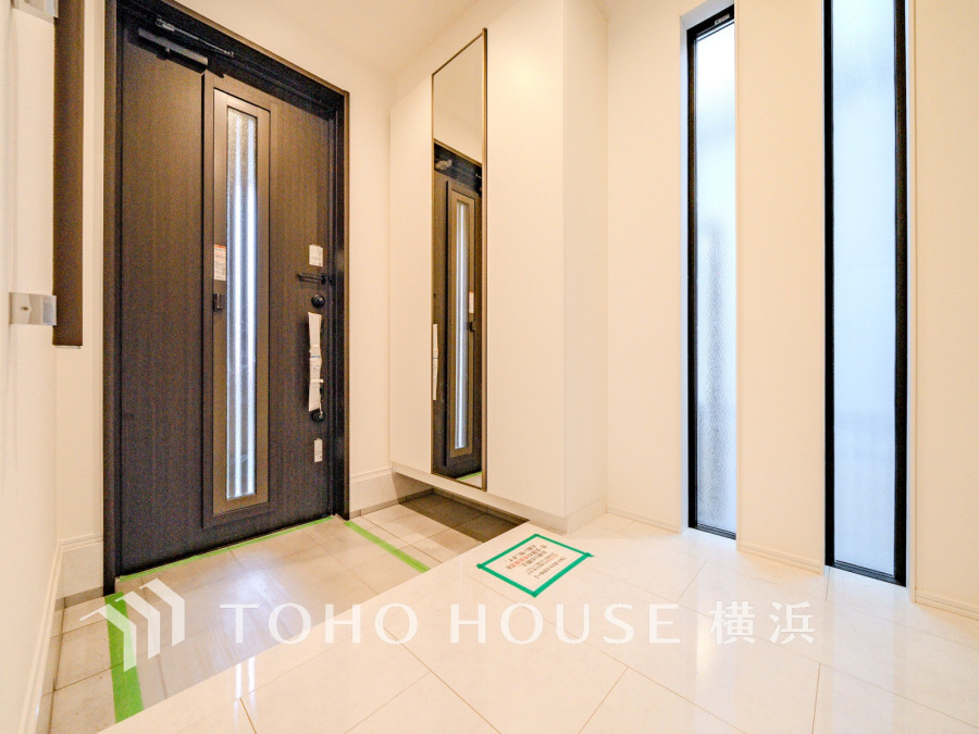 お客様をお迎えする玄関は落ち着いた雰囲気。帰り着くたびに洗練されたテイストの空間に迎えられ誇りと喜びを感じる玄関まわりです。 