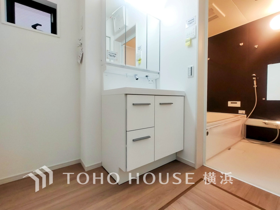 一日の始まりと終わりを心地よく演出し、多彩な機能が備えられたパウダールーム。心地よいリフレッシュ空間。清潔感ある洗面台は、身だしなみチェックや肌のお手入れに。