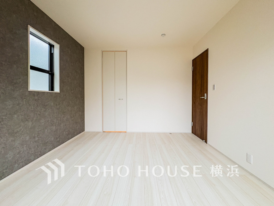 大きな窓からたっぷりと陽光が注がれる明るい空間。家族の成長に対応できる永住仕様の間取り。時を忘れて過ごす場所として過ごせるお部屋。
