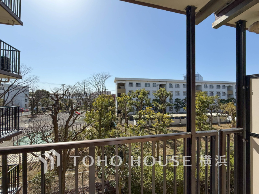 開放感あふれるバルコニーから緑豊かな景色が広がり、穏やかな暮らしを実現します。