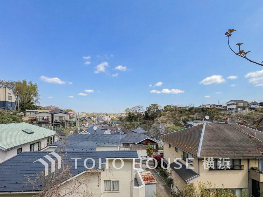 手を伸ばせば、ふれることが出来そうな環境が、そのままインテリアになったような印象です。その豊かな眺望にふさわしい空間には、通風・採光にも優れ、心地よい光と風があふれています。