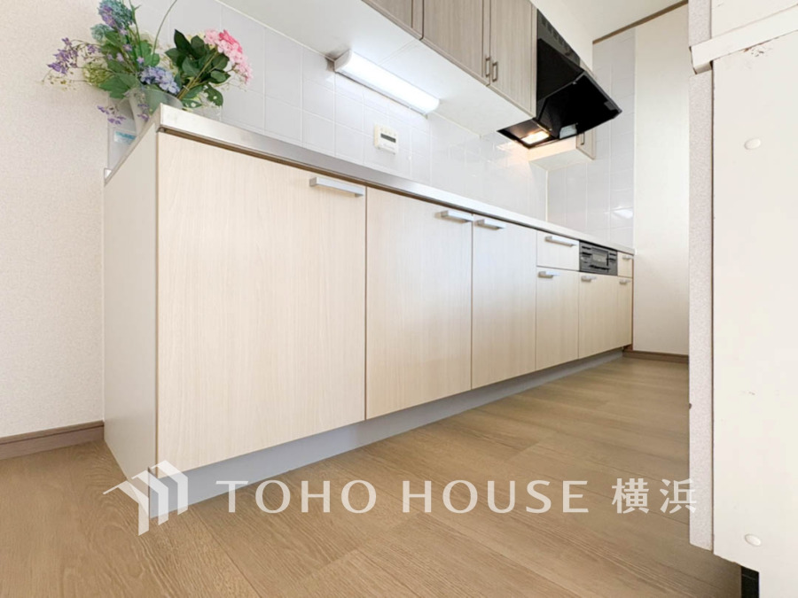 プライベートスペースを彩るインテリアとしての美と、快適な日常を支える機能性と強さがひとつになったキッチンです。開放的でゆとりある空間で、是非自慢の腕を振るって下さい☆