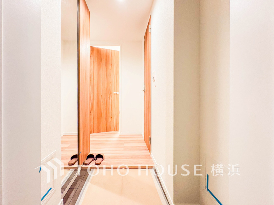 お客様をお迎えする玄関は落ち着いた雰囲気。帰り着くたびに洗練されたテイストの空間に迎えられ誇りと喜びを感じる玄関まわりです。