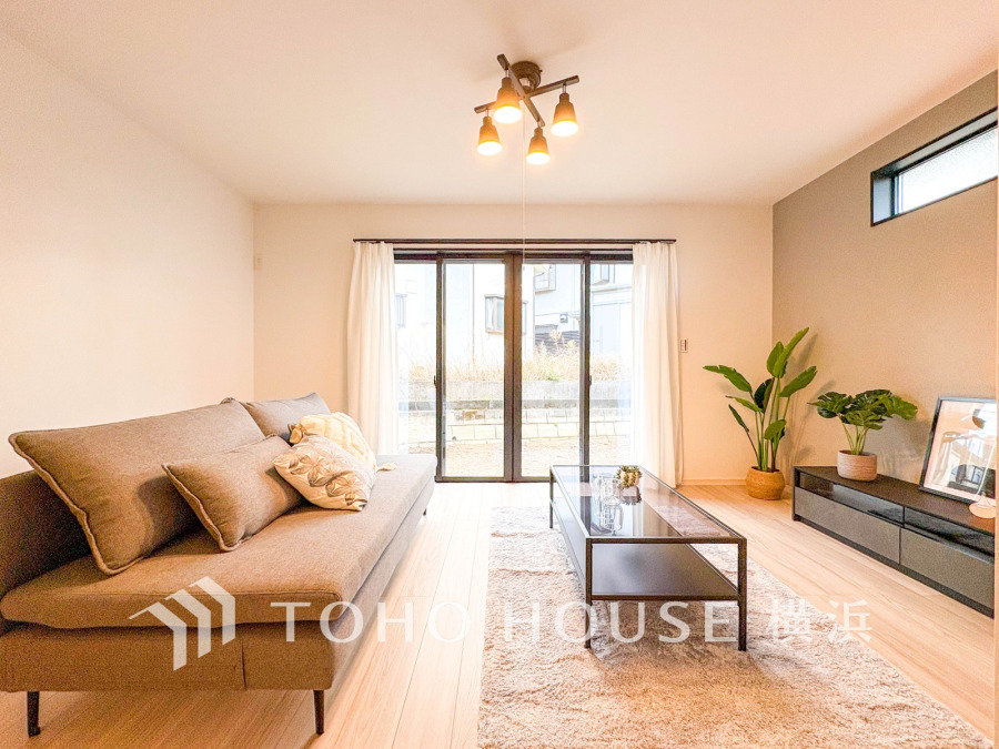 明るく開放的な空間が広がるLDK。室内には豊かな陽光が注ぎ込み、爽やかな住空間を演出。ホームパーティーでもゲストと一緒に料理を楽しみながら楽しい時間を過ごせそう。