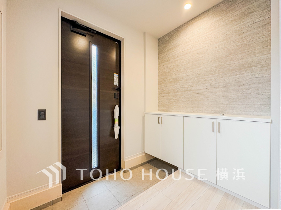 清潔感溢れる玄関がお出迎えする本邸宅の物語は、ここから始まる日常を期待させます。この場所には「希望」と「優越」で包み込んでくれる「特別」な空間があります。