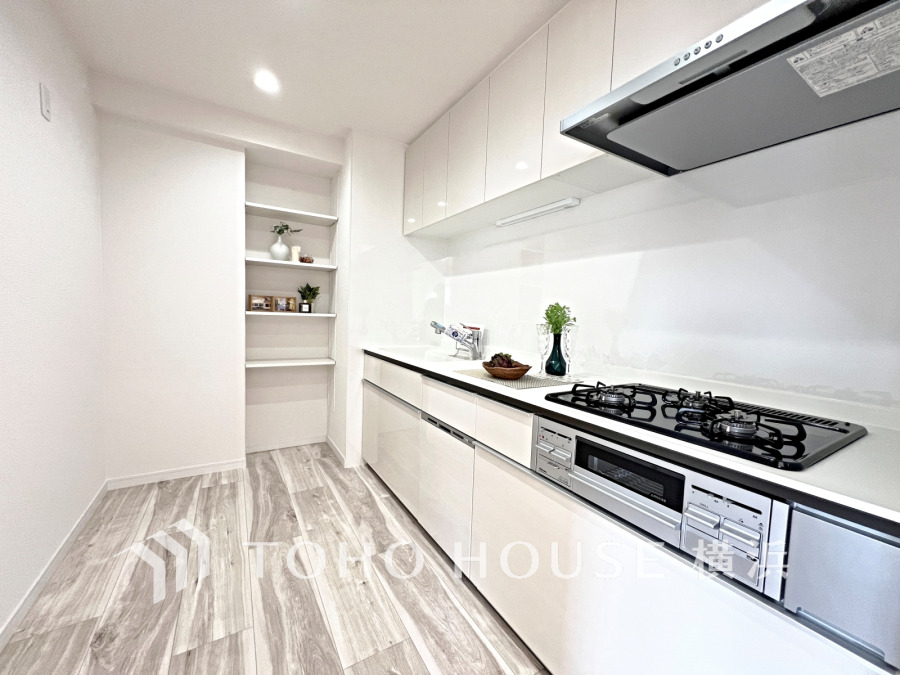 ゆとりある3.5帖の独立型キッチン。新規交換されたシステムキッチンの清潔感あふれる空間です。
