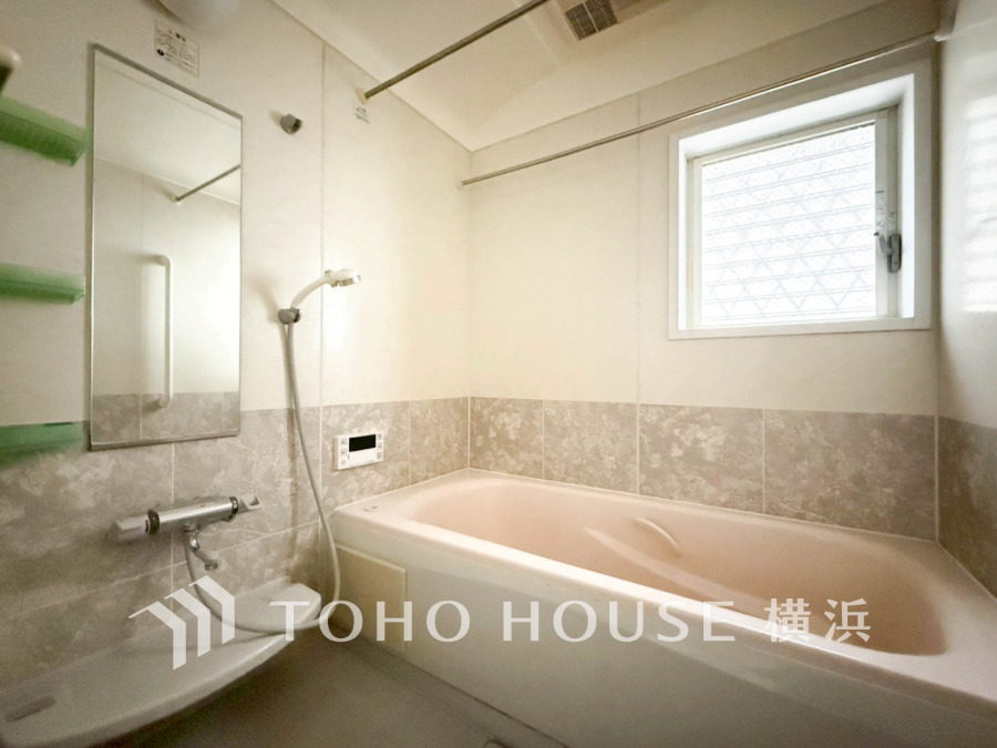 心地よいリラックスを叶える清潔感溢れる美しい空間。快適で機能的なバスルームです。
