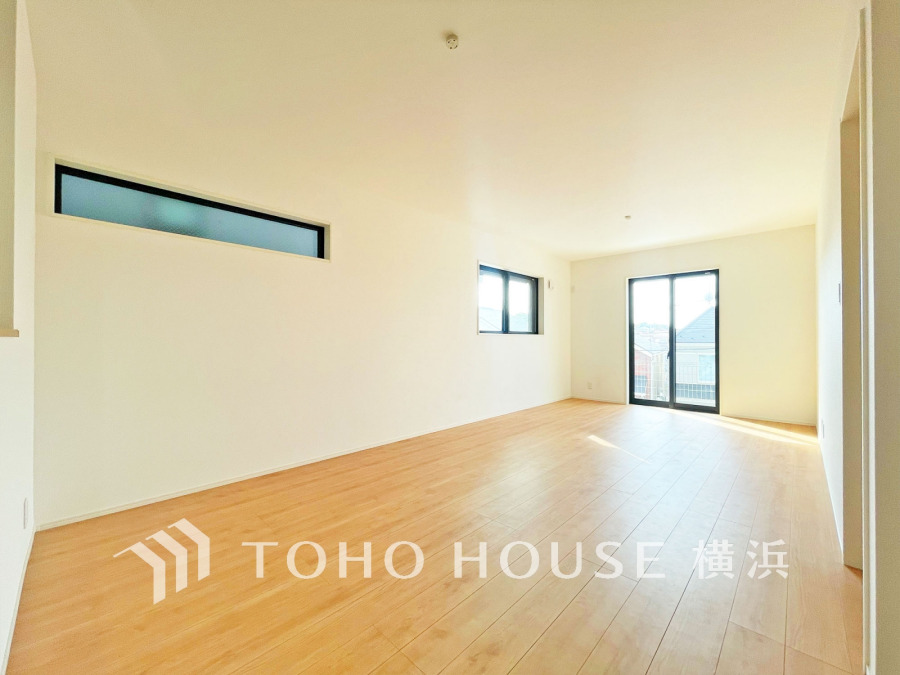 家族の集うLDKは広々18.3帖。広く取られた窓からたっぷりと光が入る明るい空間です。