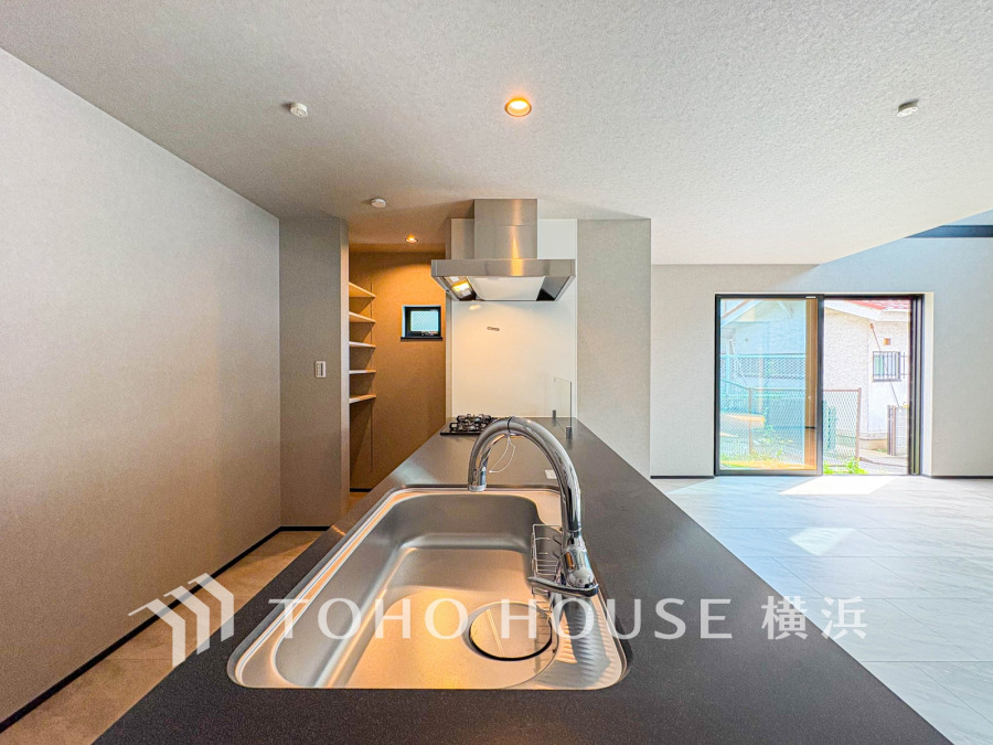 リビングダイニングとの一体感を感じられる対面式キッチン。ハイセンスな空間を豊かに表現する素敵なキッチンで快適にお料理をお楽しみください。