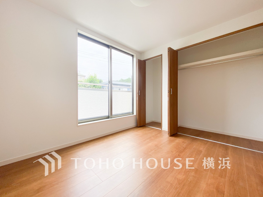 穏やかな風と陽光を導き、プライバシーに配慮された設計プランを採用し、居住性を一段と心地よいものにしています。明るく開放的な空間を演出しております。