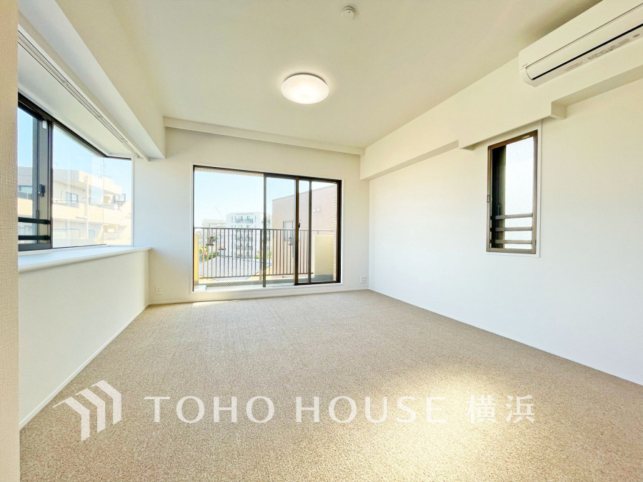 柔らかな光が広がり、デザインされた美しい内装が織り成す家族の集う場所。楽しい会話やさまざまな時が織りなすご家族の時間が丁寧に紡がれていく大切な空間。