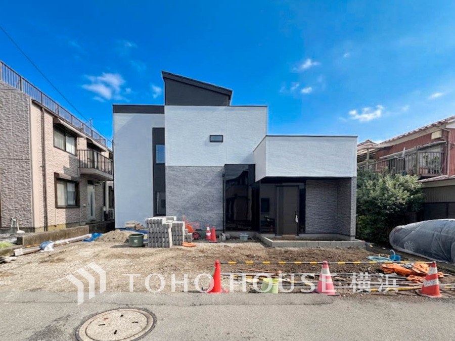 住む人を映し出す洗練された佇まいは、いつまでも輝き続けながらいつしか街の風景に溶け込んでいきます。