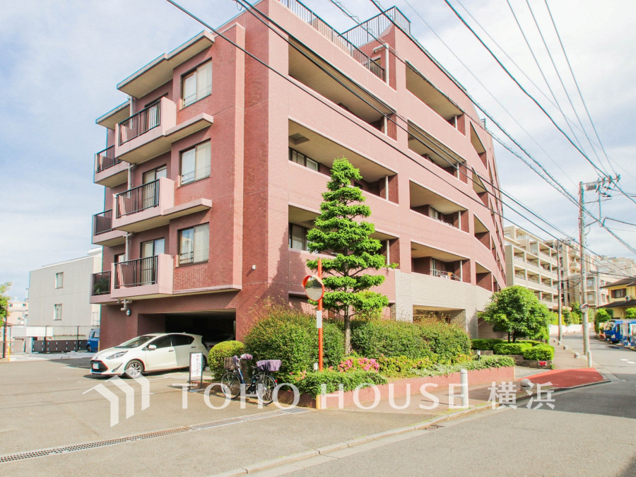 ふりそそぐ陽射しと開放的な空間形成。青空を背景に更なる美しさを醸す佇まい。暖かな陽光と爽やかな風がハーモニーを奏でる上質な空間を愉しむ暮らしがここにある。