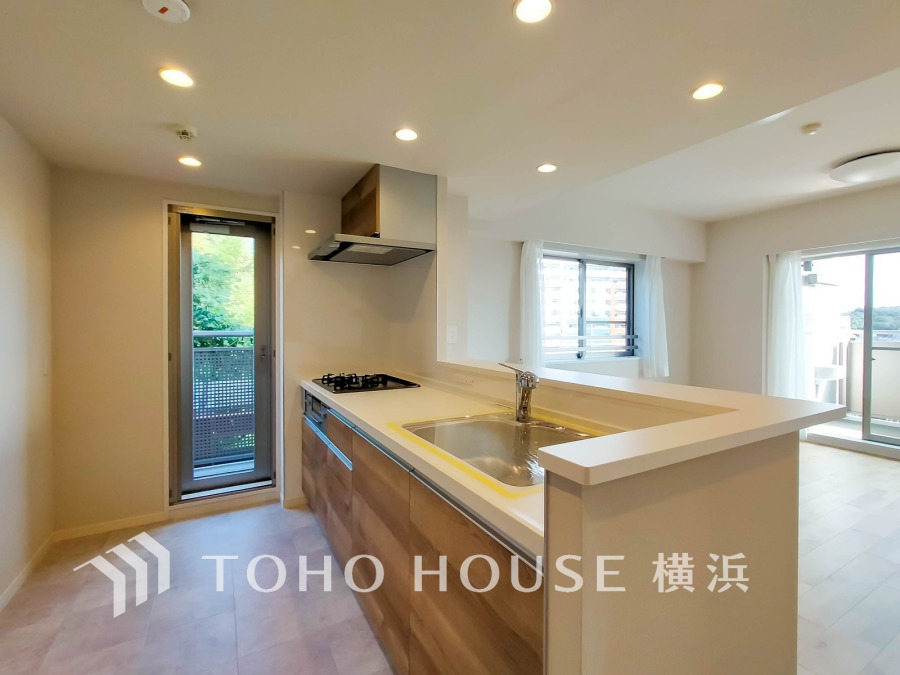 明るい自然光が入るキッチン作業スペースを多くとった壁付けキッチン採用。ご夫婦揃ってキッチンに立っても調理がしやすく余裕の広さ。