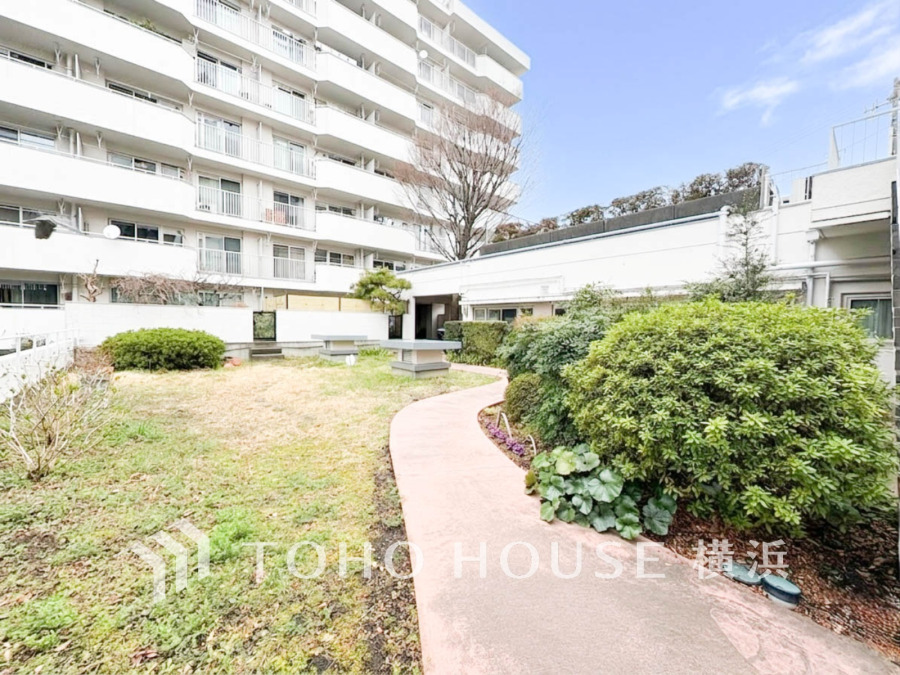 穏やかな風と陽光を導き、プライバシーに配慮された設計プランを採用し、居住性を一段と心地よいものにしています。周辺環境とのコラボレーションにより明るく開放的な空間を演出。