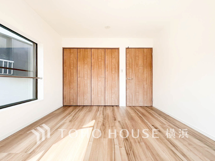 大きな窓からは快適な光を取り入れ、通気性能を上げる事で居心地の良い空間を演出します。多くの時間を過ごす住まいだからこそ、いつも快適な場所であるように心掛けています。