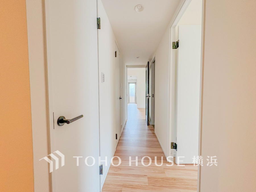 上質感漂う玄関と廊下。居住者の帰り、訪れる方を優しく迎える・安らぎに満ちた生活空間を予感させる。健やかな暮らしを楽しめることでしょう。