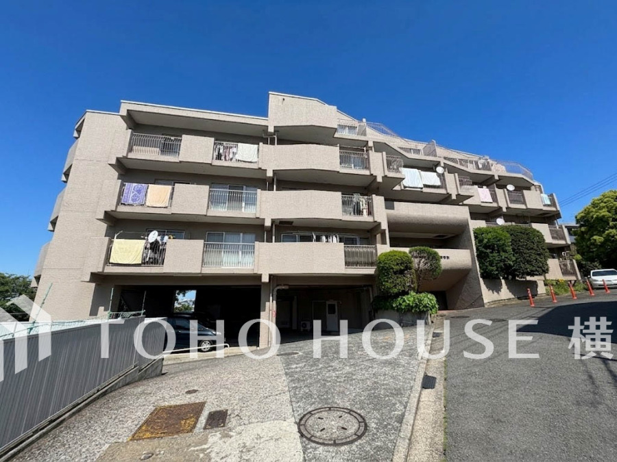 『保土ヶ谷』駅徒歩5分の好立地。時代の流れに惑わされないシックなカラートーンで街並みに溶け込む外観は、主張し過ぎず、また平凡になり過ぎず絶妙なコントラストで輝きを放ちます。