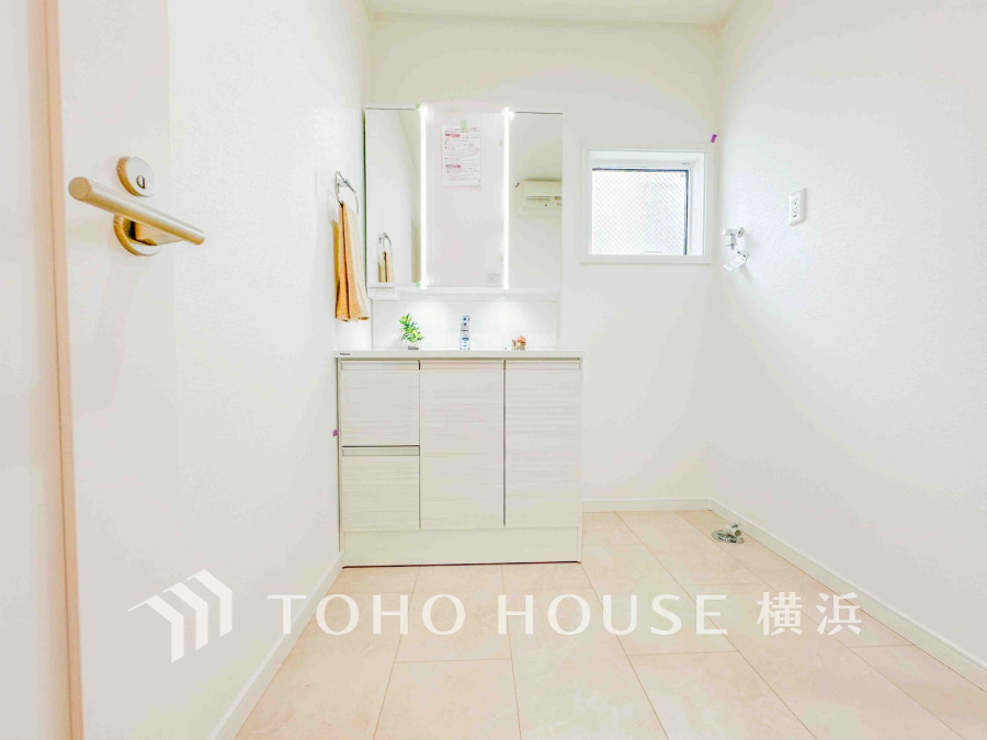 十分な大きさの洗面台は収納もさる事ながら、身だしなみチェックや歯磨きなど、朝の慌ただしい時間でもホテルライクなスペースで余裕とゆとりを感じて頂けます。
