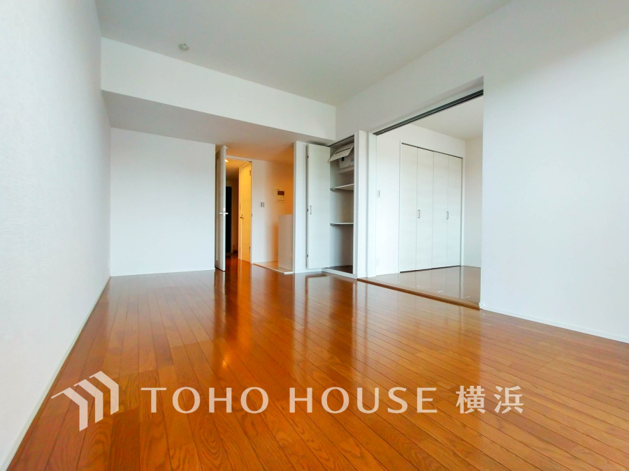 家族みんなが爽やかに健やかに過ごせるように、溢れる光をたっぷり取り込んだリビングダイニング。集いの場、憩いの場としての快適性を求めたやすらぎの空間です。