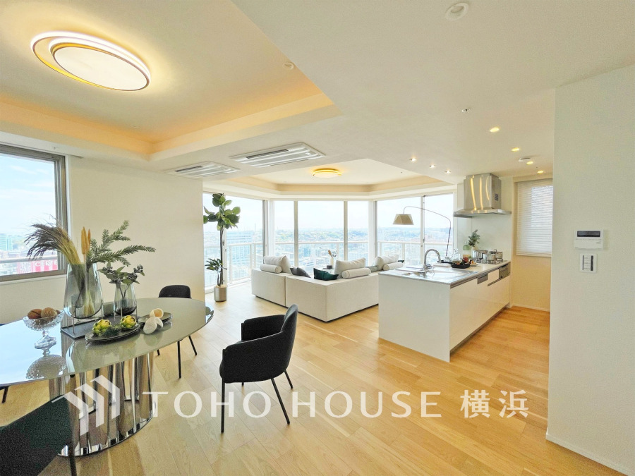 和やかで洗練された空間の演出。寛ぎとコミュニケーションを育む居心地のよい場所。やわらかな陽射しが降り注ぎ、室内に開放感と爽快感をもたらします。