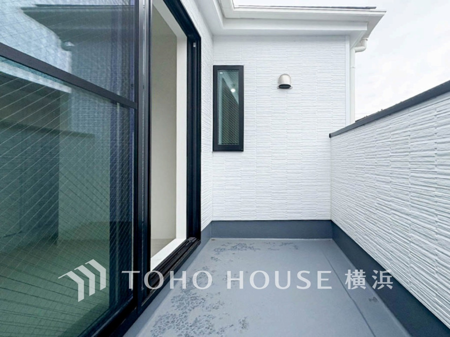 暮らしの中で光と風を演出してくれるバルコニー、見事なまでの開放的な空間を演出しながら、プライベート性も確保された空間は我が家の自慢です。