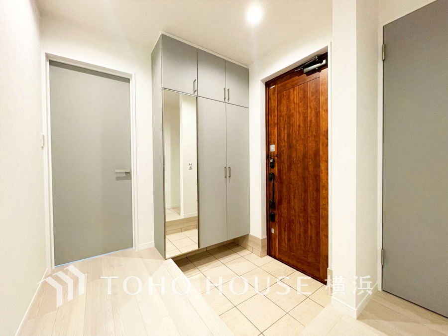 清潔感溢れる玄関がお出迎えする本邸宅の物語は、ここから始まる日常を期待させます。この場所には「希望」と「優越」で包み込んでくれる「特別」な空間があります。