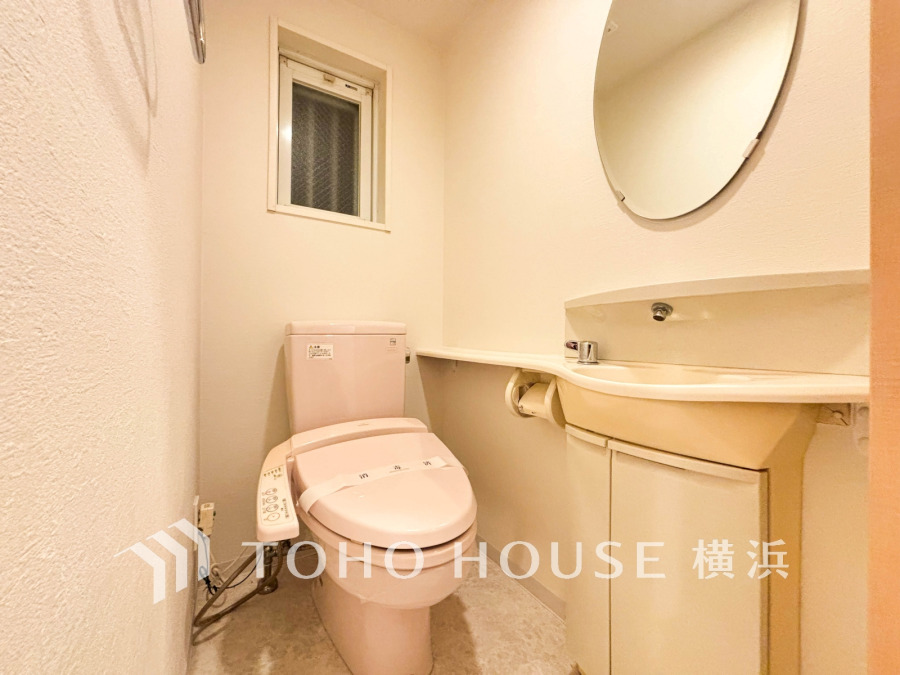 清潔感溢れるトイレは、手洗いカウンター付きで使い勝手良く、快適な空間を実現しています。
