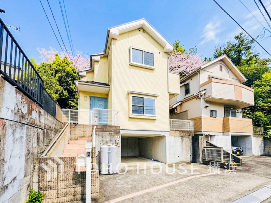 ふりそそぐ陽射しと開放的な空間形成。青空を背景に更なる美しさを醸す佇まい。暖かな陽光と爽やかな風がハーモニーを奏でる上質な空間を愉しむ暮らしがここにある。