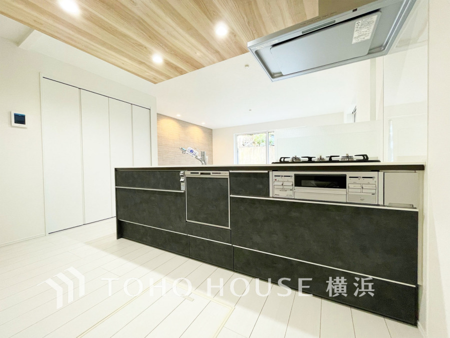 プライベートスペースを彩るインテリアとしての美と、快適な日常を支える機能性と強さがひとつになったキッチンです。開放的な対面カウンターキッチンはリビングと一体感のある空間。