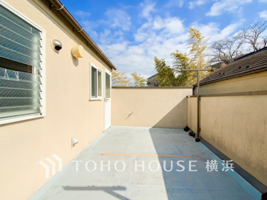 大空と眺望を心ゆくまで楽しめるルーフバルコニー。広々としたオープンエア空間が開放感あふれる毎日を演出します。