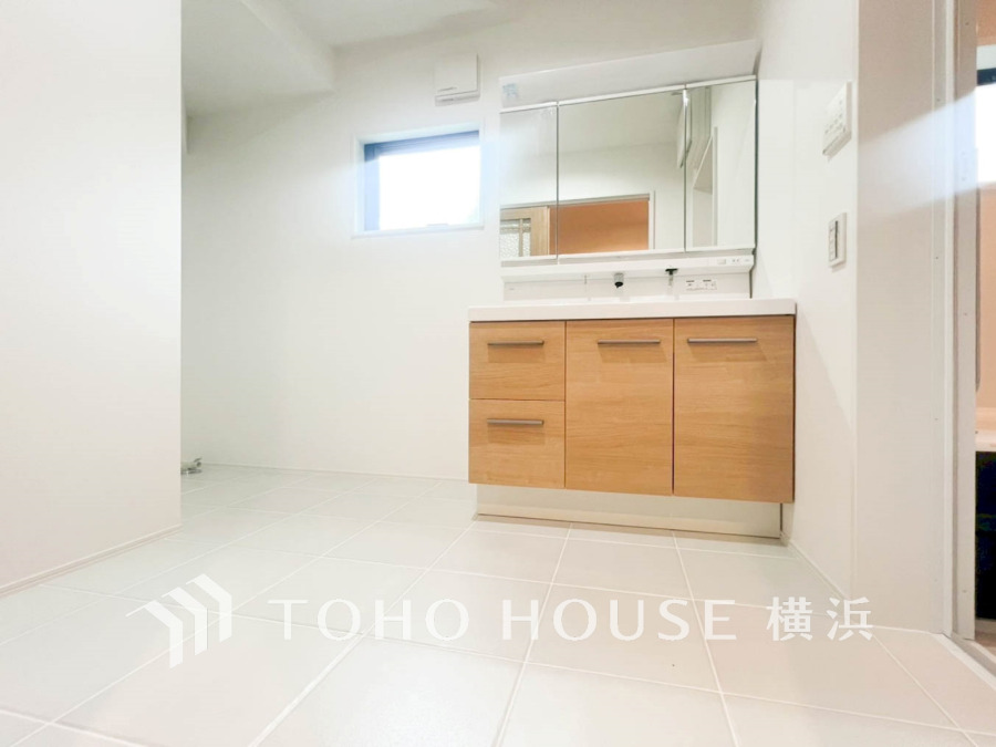 洗面台には三面鏡を採用。身だしなみを整えやすい事はもちろんですが、鏡の後ろに収納スペースを設ける事により、散らかりやすい洗面スペースをすっきりさせる事が出来るのも嬉しいですね。