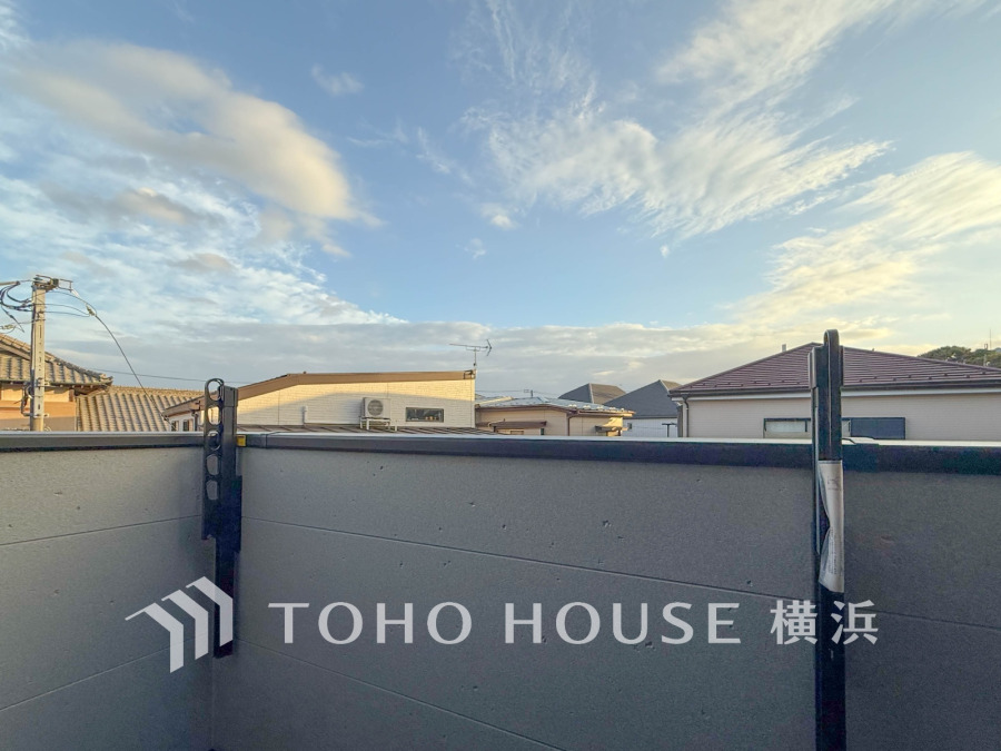 南西向きのバルコニーからはのびやかな景色が広がります。
