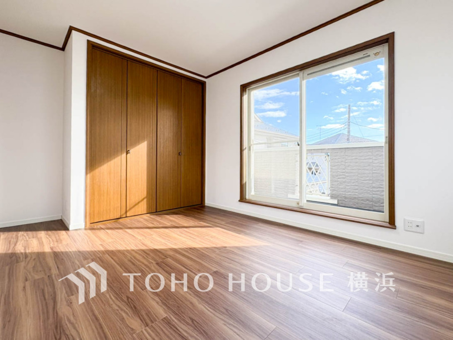 大きな窓からたっぷりと陽光が注がれる明るい空間。家族の成長に対応できる永住仕様の間取り。一日の疲れをいやしてくれる主寝室。時を忘れて過ごす場所として過ごせるお部屋