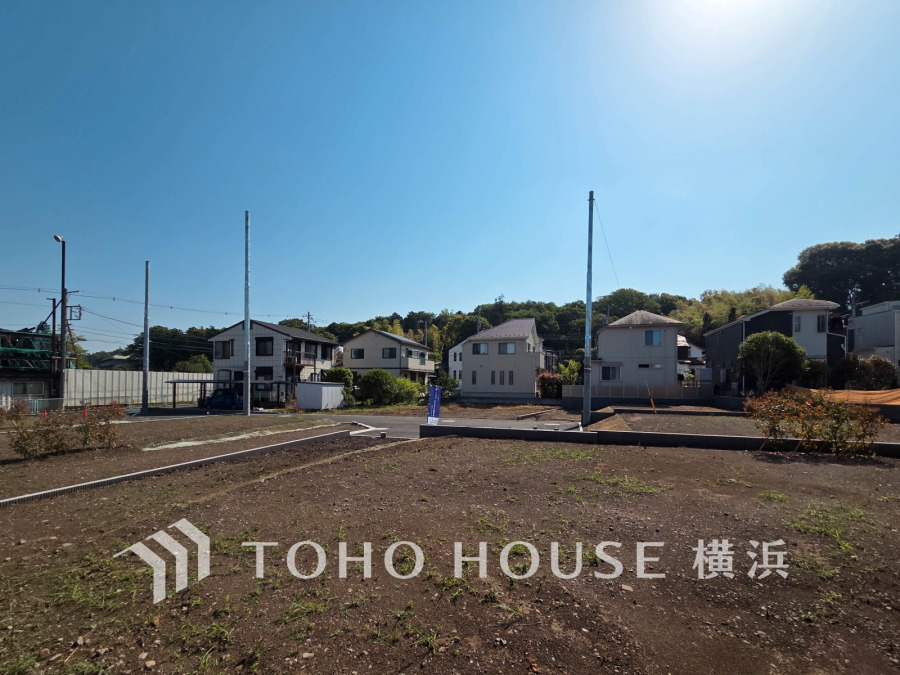 閑静な住宅街の陽当りに恵まれた土地。たくさんの想いが美しいカタチに彩られた時、そこにはひと時のくつろぎが生まれ、ゆっくりと愛着が育まれていきます。