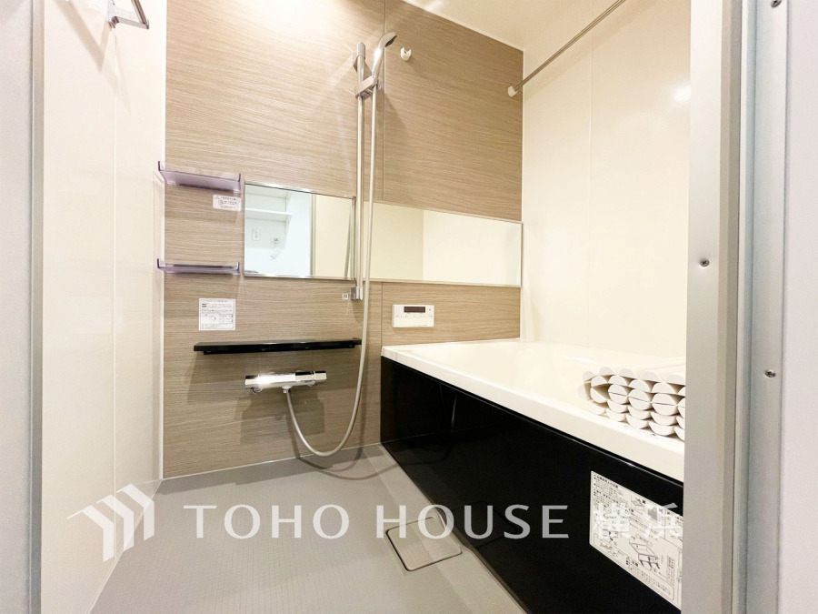 上質が感じられる質感とカラーリングで、清潔な空間美を実現。一日の疲れが癒される優雅なバスタイムを堪能できるゆとりあるバスルームです。