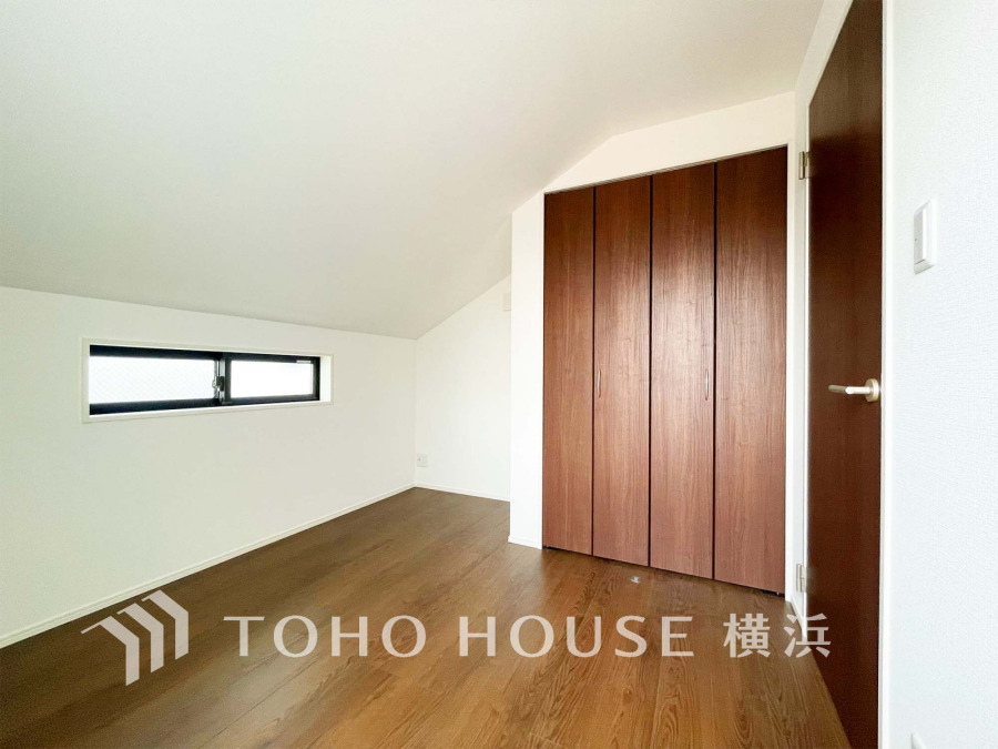 落ち着いた木目調の収納扉と明るい白壁が調和した、シンプルで使いやすい洋室です。